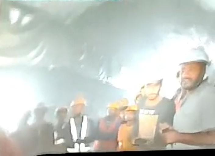 उत्तरकाशी : बस कुछ घंटे और, अपनों के बीच होंगे टनल में फंसे 41 मजदूर!