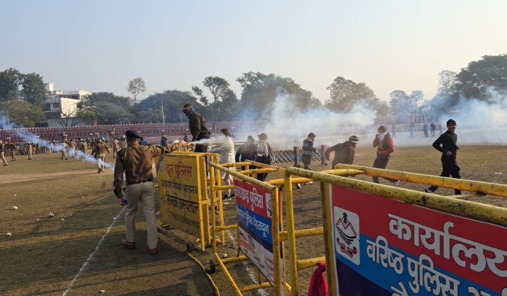 प्रदर्शनकारियों ने पुलिस लाइन को घेरा, पुलिस ने लाठीचार्ज कर खदेड़ा