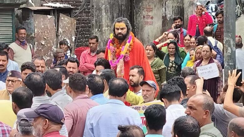 बड़कोट पेयजल संकट : विशाल प्रदर्शन के साथ महंत की भूख हड़ताल शुरू