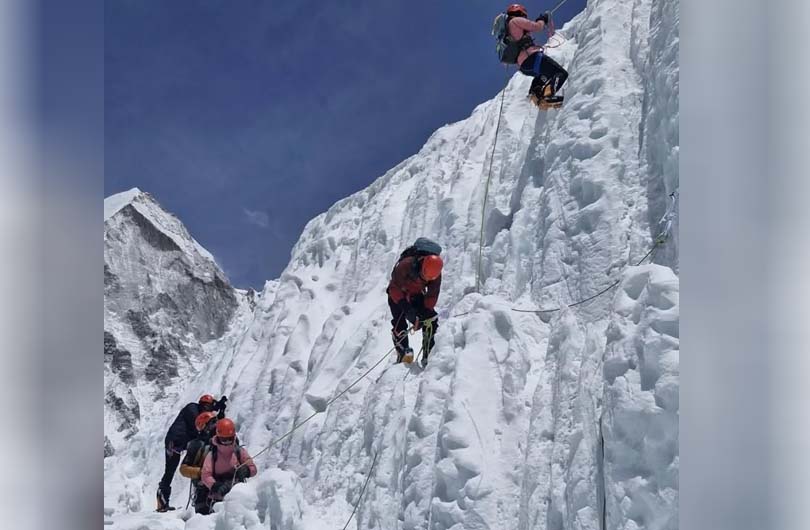 माउंट एवरेस्ट, दुनिया की सबसे ऊंची चोटी (8,848 मीटर) पर प्रातः 4 बजकर 6 मिनट पर सफलतापूर्वक चढ़ाई की। (Photo: Captain Lokendra Singh Parmar)