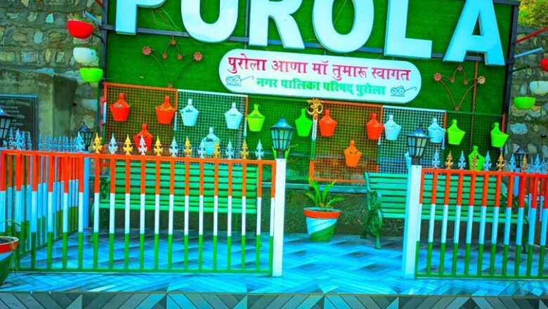 पुरोला : टैक्सी स्टैंड पर निर्मित सैल्फी प्वाइंट बना आकर्षण का केन्द्र