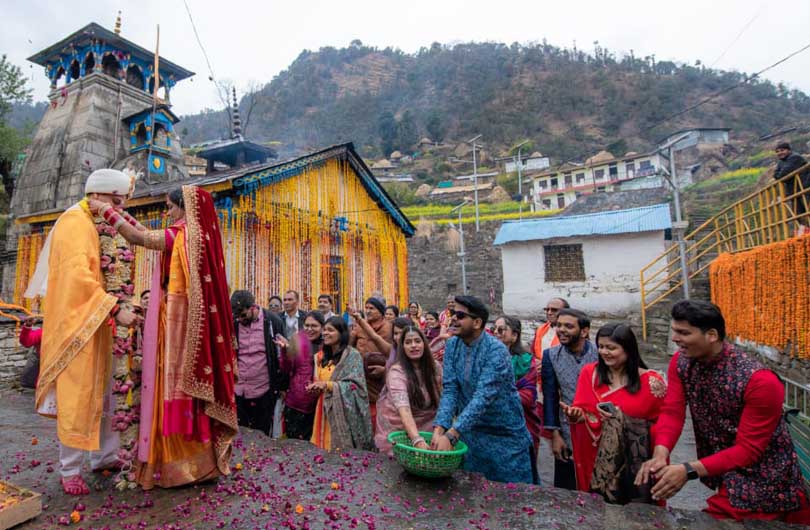 वेड इन उत्तराखंड : त्रिजुगीनारायण में शादी के लिए दुनिया भर से आ रहे हैं जोड़े