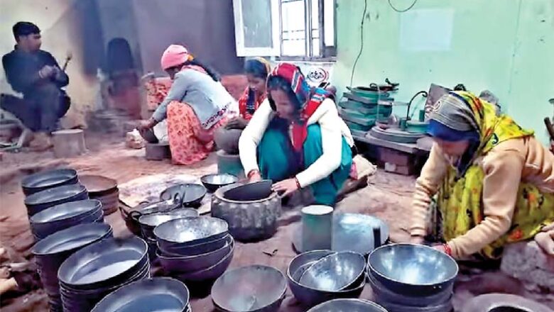 महिलाओं के हुनर से बाजार में चमक बिखेरते लोहे के बर्तन