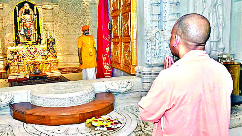 सीएम योगी आदित्यनाथ ने रामलला के श्रीचरणों में झुकाया शीश, हनुमानगढ़ी में लगाई हाजिरी