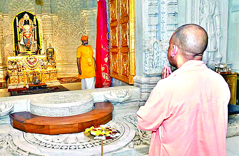 सीएम योगी आदित्यनाथ ने रामलला के श्रीचरणों में झुकाया शीश, हनुमानगढ़ी में लगाई हाजिरी