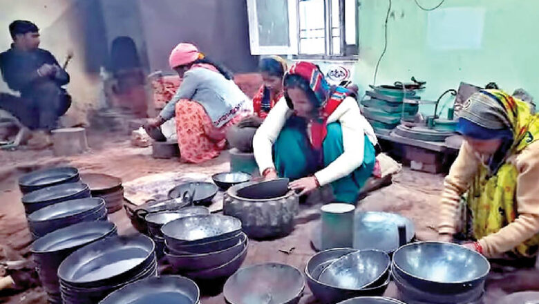 महिलाओं के हुनर से बाजार में चमक बिखेरते लोहे के बर्तन