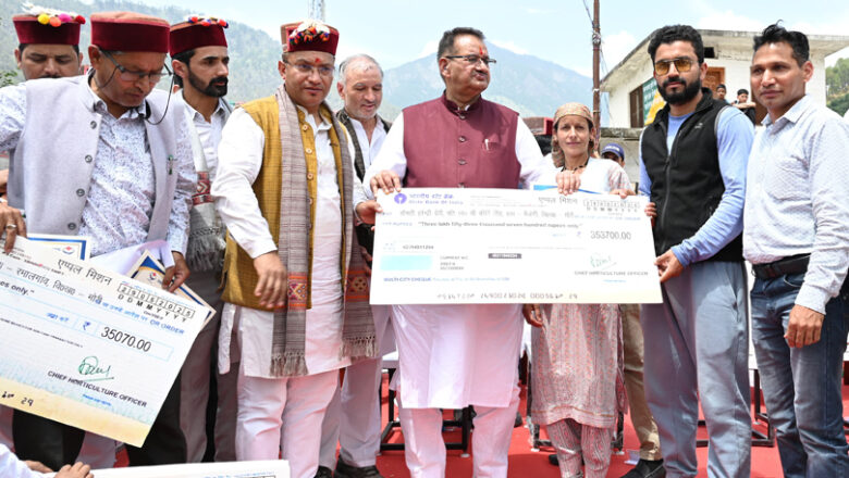 कृषि मंत्री गणेश जोशी ने मोरी के गैचवाण गांव में काश्तकारों से की मुलाकात, सेब बागान का किया निरीक्षण