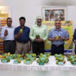 आम महोत्सव में सीडीएस, वायु सेना प्रमुख समेत कई जानी मानी हस्तियों ने लिया रसीले आमों का स्वाद