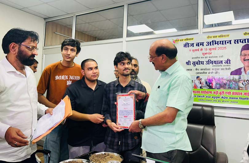 बीज बम अभियान के लिए वन मंत्री सुबोध उनियाल ने आगाज को किया गया सम्मानित