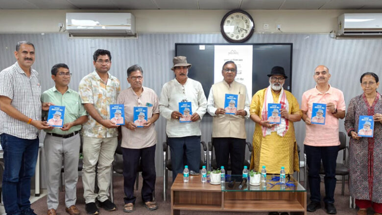 नंदलाल भारती की संग्रह पुस्तक ‘आमारे जौनसारी गीत’ का दून पुस्तकालय में लोकार्पण