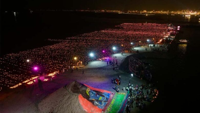 काशी में मां गंगा की गोद से झिलमिलाई आस्था, लाखों दीपों से जगमगाए अर्धचंद्राकार गंगा घाट