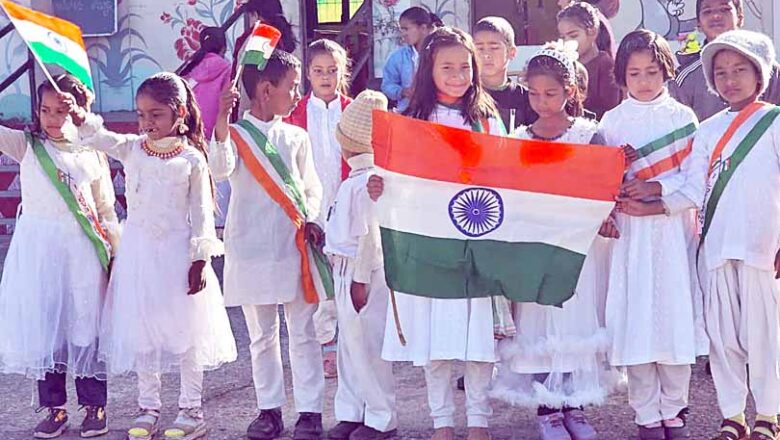 राजकीय प्राथमिक विद्यालय पलना में हर्षोल्लास एवं देशभक्ति के साथ मनाया गया गणतंत्र दिवस