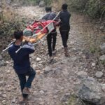 पुरोला में बीमार महिला को डंडी-कंडी से सड़क तक पहुंचाया, 108 से दून अस्पताल रेफर