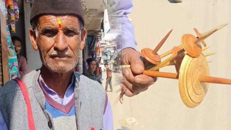 उत्तराखंड में विलुप्त होती काष्ठ तकली और कंघी: पारंपरिक शिल्पकार देख रहे संरक्षण की राह