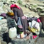 विलुप्त होती परंपरा: खत्म होने की कगार पर ‘घुत्तू’ से कपड़े धोने की संस्कृति