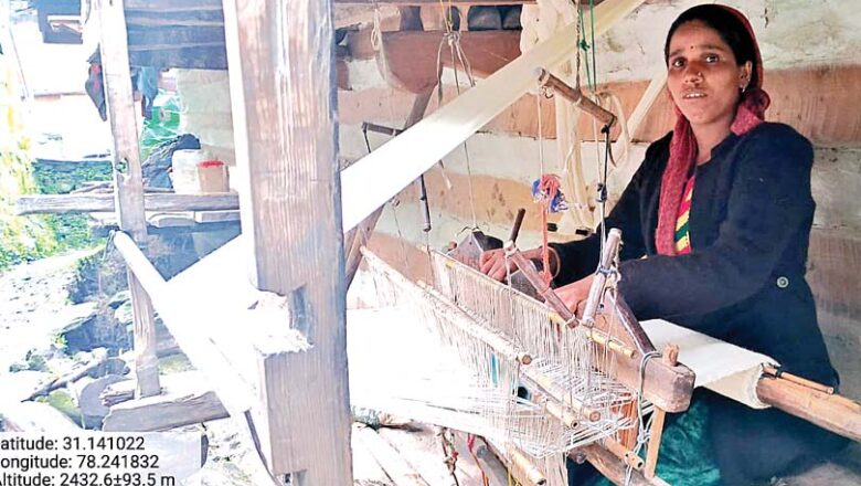 सीमांत क्षेत्र के बुनकरों की आजीविका पर संकट, घट रही पारम्परिक कताई-बुनाई की परंपरा