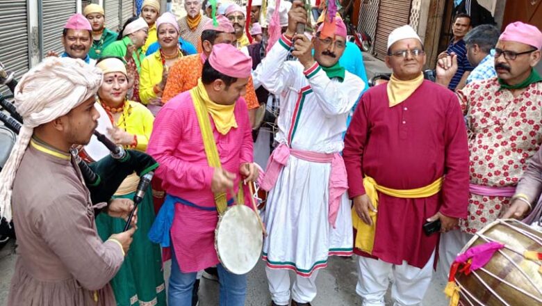 उत्तराखंड के गांवों, कस्बों व शहरों में गूंज रही होली गायन की धूम