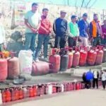 यमुना घाटी में गैस संकट गहराया, सिलिंडर के लिए रातभर लगी कतारें