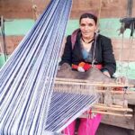 मोरी में खाड़ी (हाथकरघा) से आत्मनिर्भरता की मिसाल: पारंपरिक ऊनी शिल्प से बढ़ रही ग्रामीणों की आय