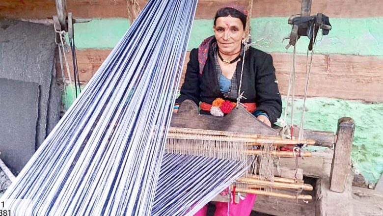 मोरी में खाड़ी (हाथकरघा) से आत्मनिर्भरता की मिसाल: पारंपरिक ऊनी शिल्प से बढ़ रही ग्रामीणों की आय