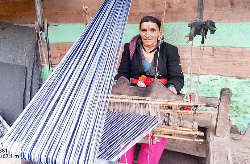 मोरी में खाड़ी (हाथकरघा) से आत्मनिर्भरता की मिसाल: पारंपरिक ऊनी शिल्प से बढ़ रही ग्रामीणों की आय