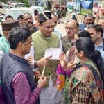 सूखा और ओलावृष्टि से तबाही: यमुना घाटी के किसानों ने प्रभारी मंत्री सौरभ बहुगुणा को सौंपा ज्ञापन