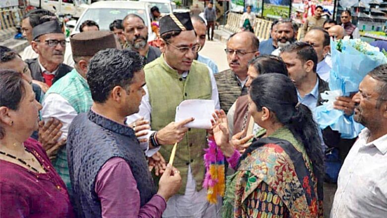 सूखा और ओलावृष्टि से तबाही: यमुना घाटी के किसानों ने प्रभारी मंत्री सौरभ बहुगुणा को सौंपा ज्ञापन