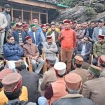 फ़िताड़ी अग्निकांड: कैबिनेट मंत्री सौरभ बहुगुणा ने पीड़ितों का जाना हाल, हर संभव मदद का दिया भरोसा