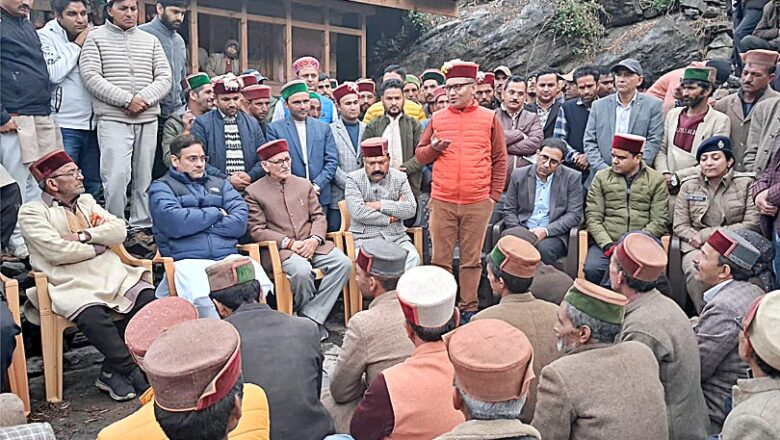 फ़िताड़ी अग्निकांड: कैबिनेट मंत्री सौरभ बहुगुणा ने पीड़ितों का जाना हाल, हर संभव मदद का दिया भरोसा