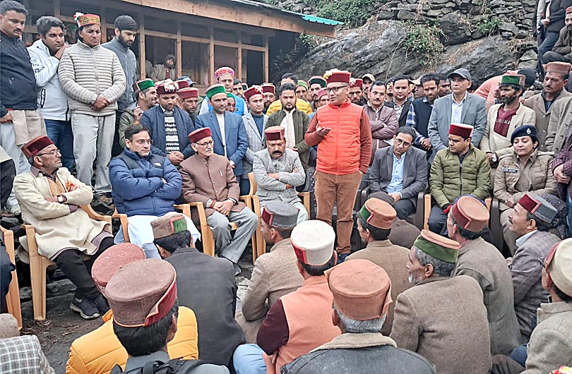 फ़िताड़ी अग्निकांड: कैबिनेट मंत्री सौरभ बहुगुणा ने पीड़ितों का जाना हाल, हर संभव मदद का दिया भरोसा