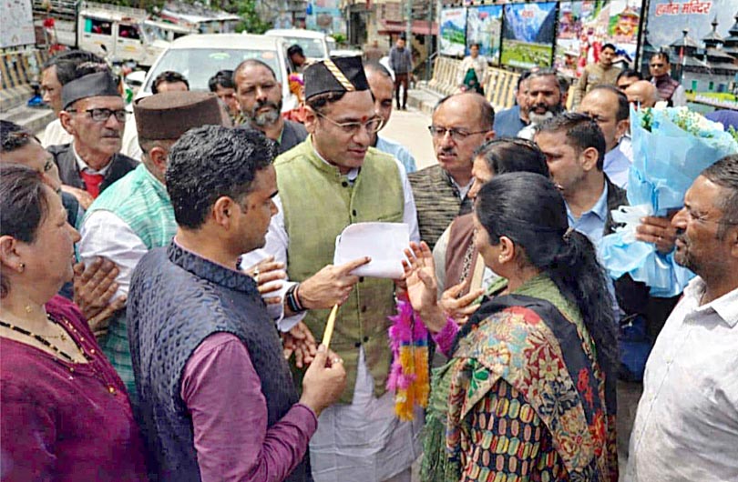 सूखा और ओलावृष्टि से तबाही: यमुना घाटी के किसानों ने प्रभारी मंत्री सौरभ बहुगुणा को सौंपा ज्ञापन