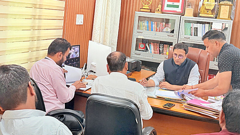 मिशन कीवी से संवरेगी छोटे किसानों की तकदीर, पारदर्शी चयन पर डीएम का जोर
