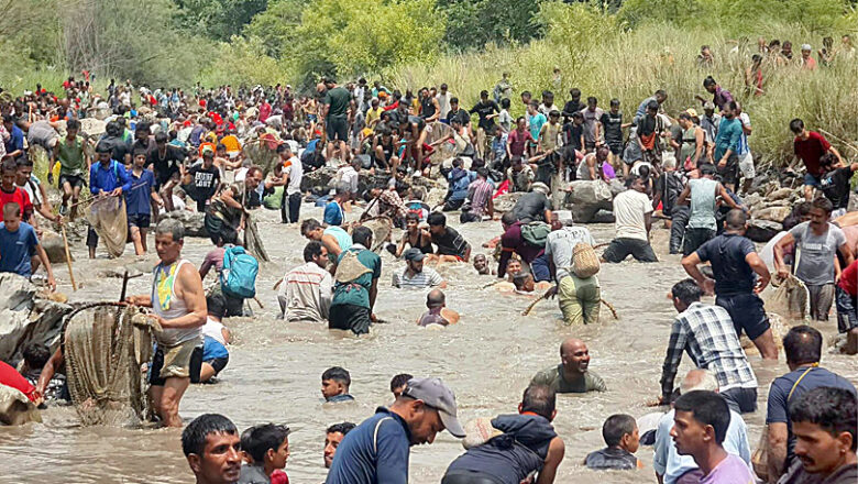 मौण मेला 2026: अगलाड़ नदी में 20 हजार लोगों ने किया सामूहिक मत्स्य आखेट