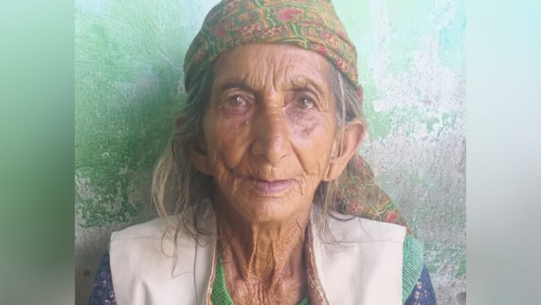पेंशन रुकी, घर अंधेरे में; चूल्हे के धुएं में कट रही वृद्धा की जिंदगी
