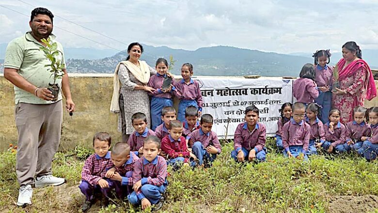 वन महोत्सव सप्ताह के तहत राजकीय प्राथमिक विद्यालय पलना में हुआ वृक्षारोपण