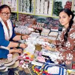 देहरादून: सास-बहू की जोड़ी का कमाल, तैयार कीं 1,500 हैंडमेड राखियां