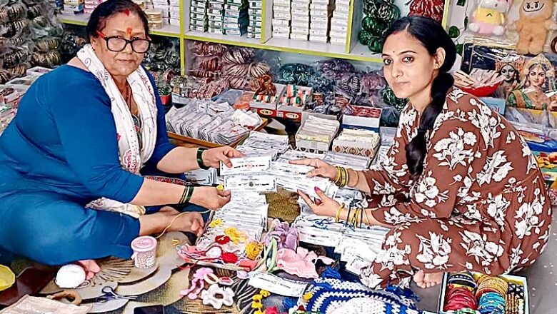 देहरादून: सास-बहू की जोड़ी का कमाल, तैयार कीं 1,500 हैंडमेड राखियां