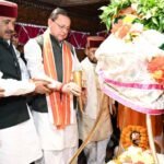 राष्ट्रसेवा के 25 वर्ष: बाबा विश्वनाथ के दरबार में PM Modi के लिए CM Dhami की विशेष पूजा