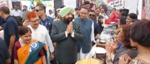 किसान मेले में महिला क्लब के स्टाल का अवलोकन करते माननीय राज्यपाल उत्तराखण्ड ले ज गुरमीत सिंह एवं अन्य अतिथि।