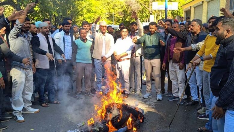 विधायक के भाइयों की कथित अभद्र भाषा पर भड़का आक्रोश, त्यूनी में पुतला फूंका